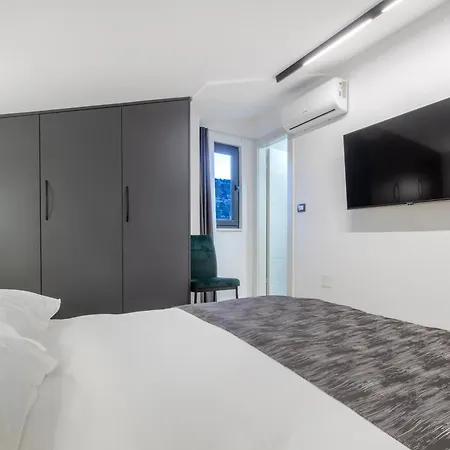 Seafront Kupinica With Heated Pool Vinisce