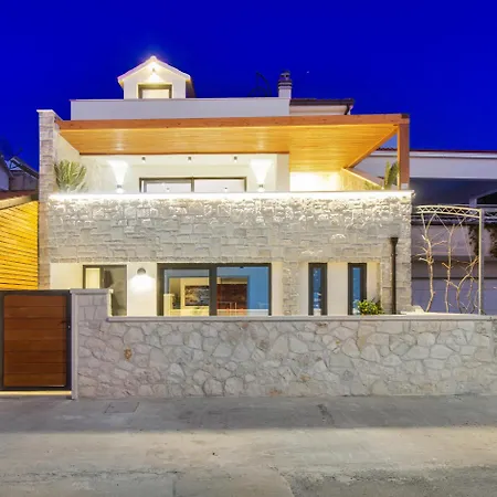 Seafront Kupinica With Heated Pool Apartamento Vinišće